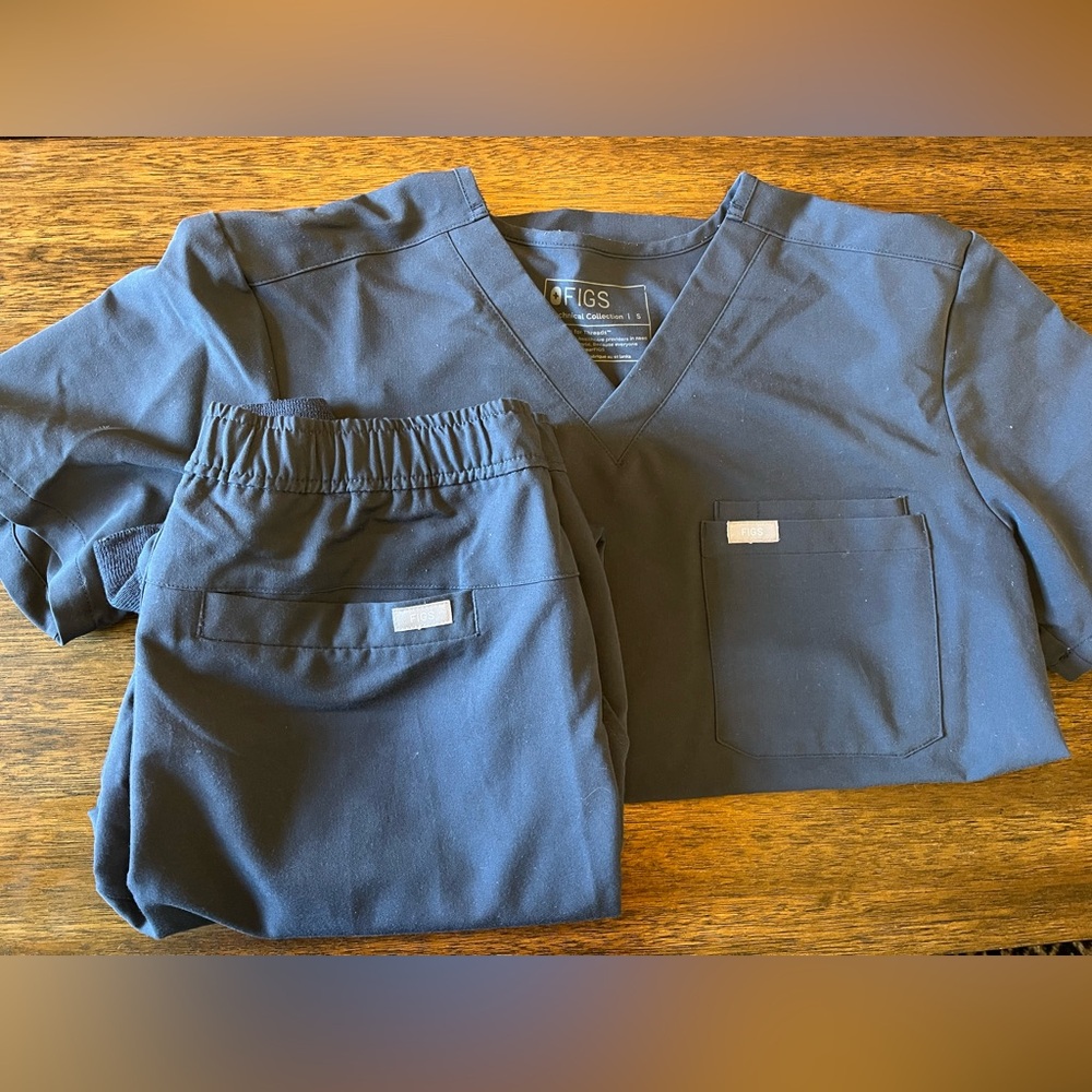FIGS scrubs men’s top and bottom